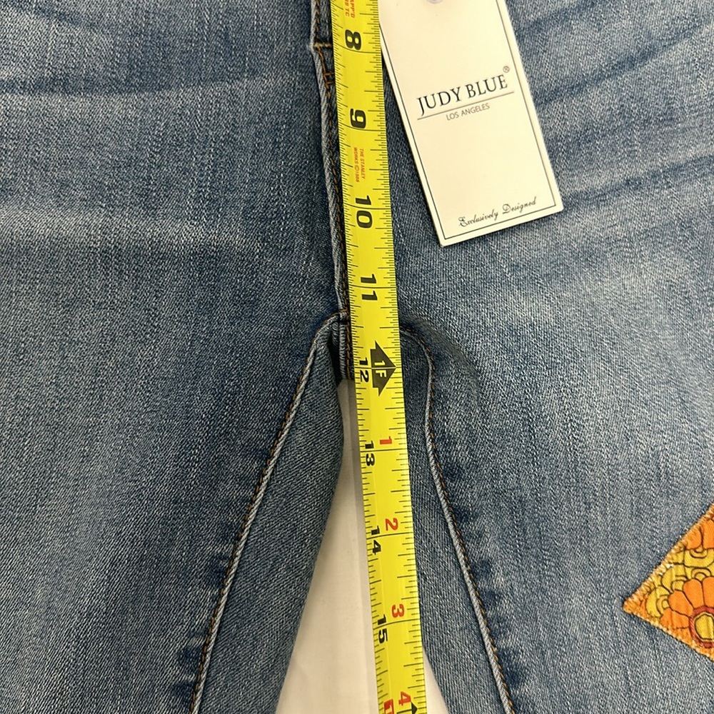 JUDY BLUE MID-RISE 70'S PATCH SKINNY JEANS. 1/25. NWT - Picture 5 of 9
